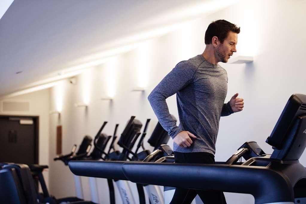 Macq 01 Hotel Hobart Einrichtungen foto A man on a treadmill