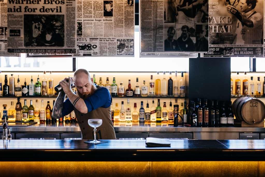 Macq 01 Hotel Hobart Restaurant foto A bartender at work