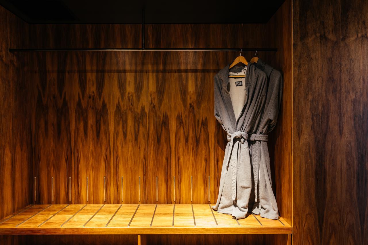Macq 01 Hotel Hobart Exterior foto A bathrobe hanging on a wooden bench