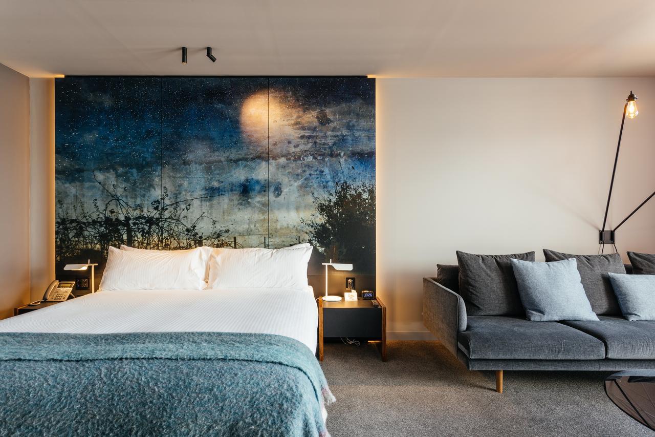 Macq 01 Hotel Hobart Exterior foto A bedroom at The Standard London