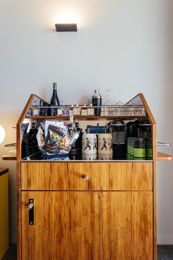 Macq 01 Hotel Hobart Exterior foto A bar cart